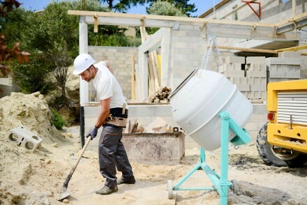 Artykuł: Jak profesjonalnie przygotować mieszankę betonową: Praktyczny poradnik.